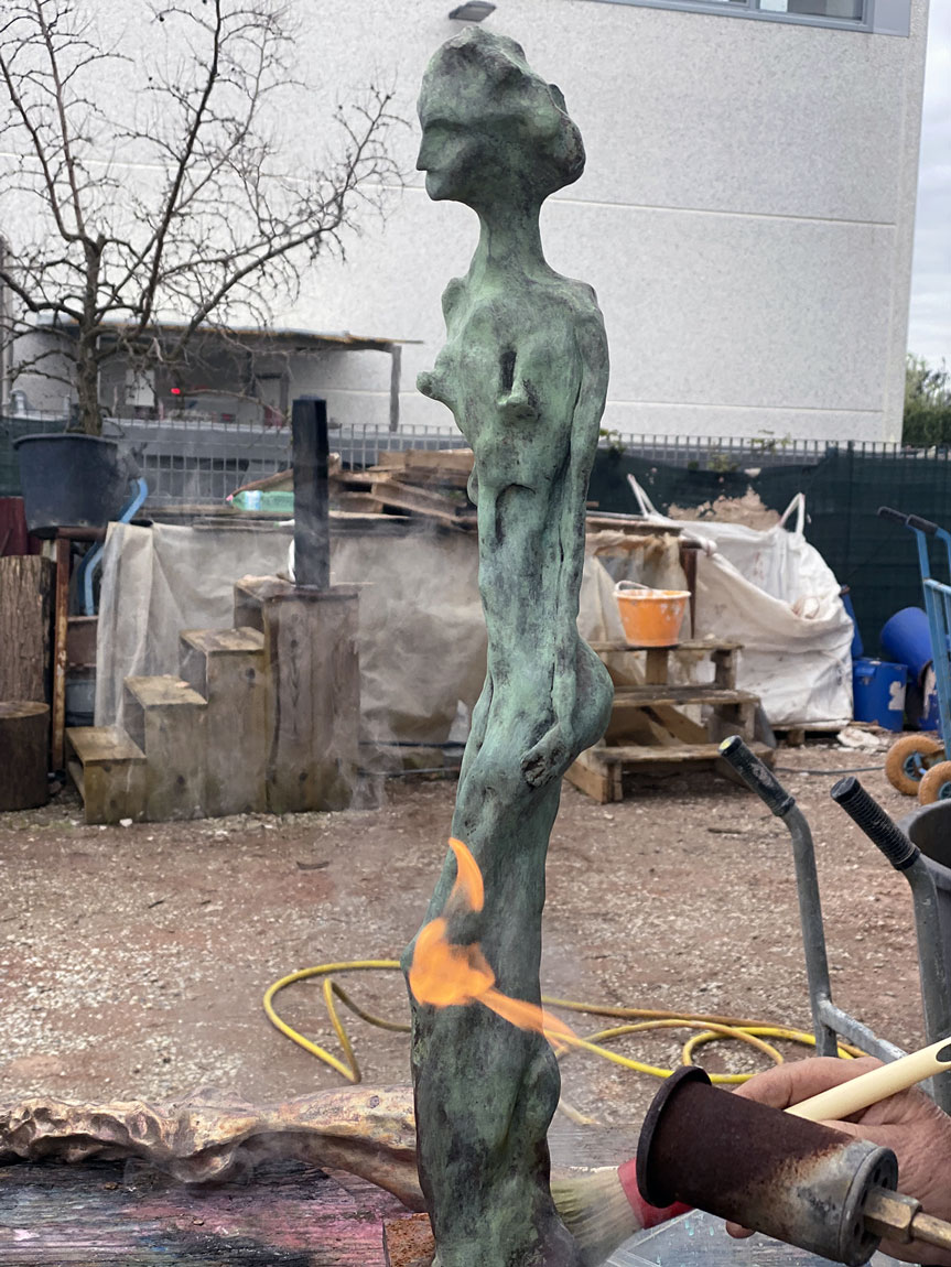 La fiamma apre il bronzo e il colore entra dove vuole